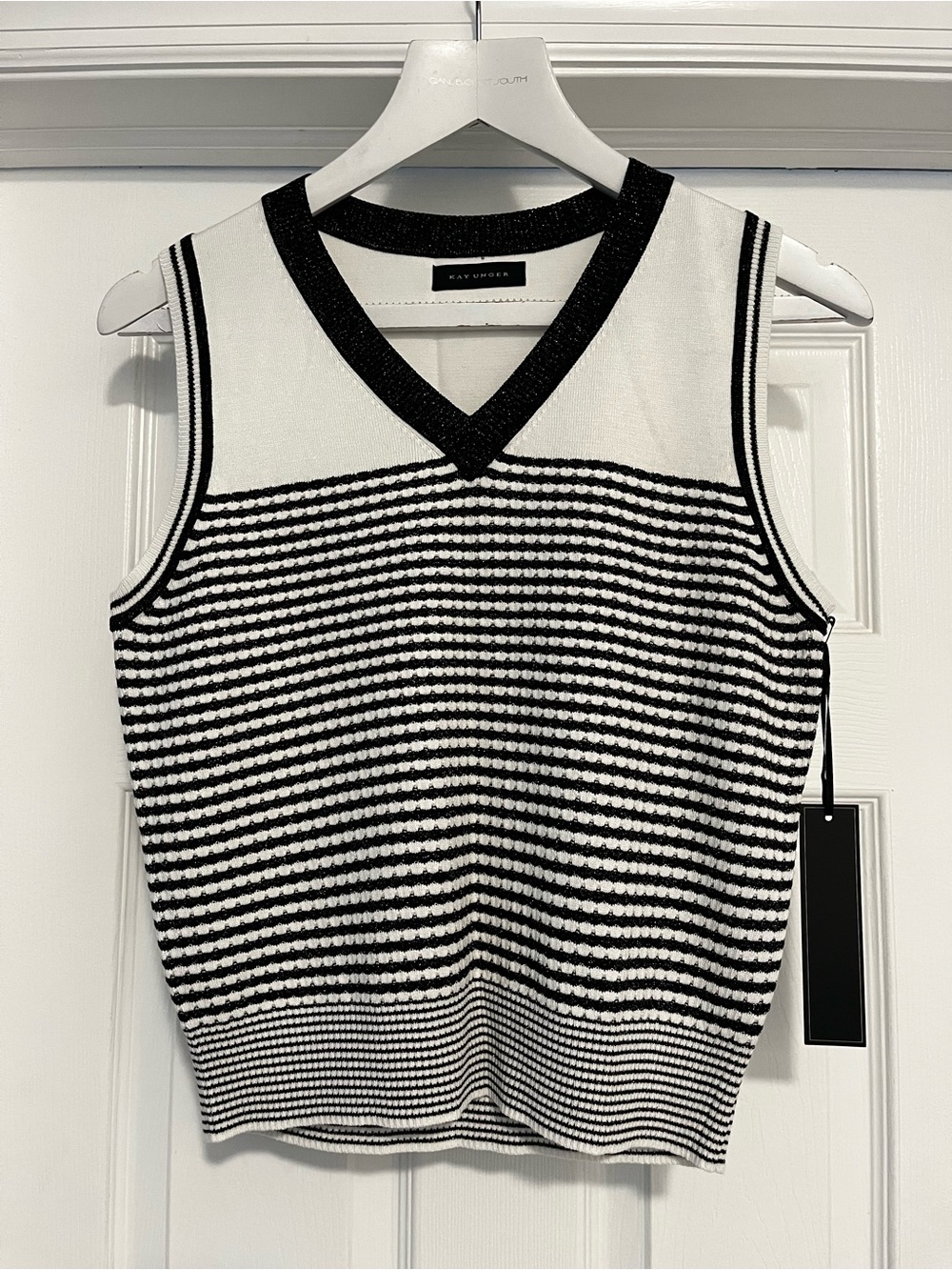 Kay Unger Black & White V-Neck Sleeveless Knit Top
